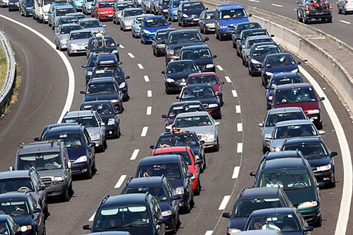 Nach einem Unfall auf einer Autobahn wird die Überholspur gesperrt. Der Verkehr rollt auf der anderen Fahrspur mit verminderter Geschwindigkeit an der Unfallstelle vorbei. (Abituraufgaben Berufsgymnasium Teil 2 mit Hilfsmittel anwendungsorientierte Analysis - Mustersatz 5/03 Bild 1/© by www.fit-in-mathe-online.de)